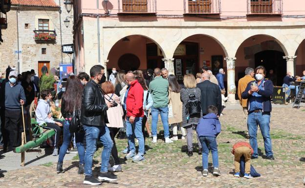 Grupos de gente en la Plaza del Grano. 