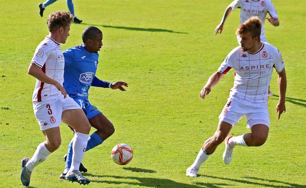 Galería. Marcos González y Manso, en un duelo con el delantero Garcés del Almazán.