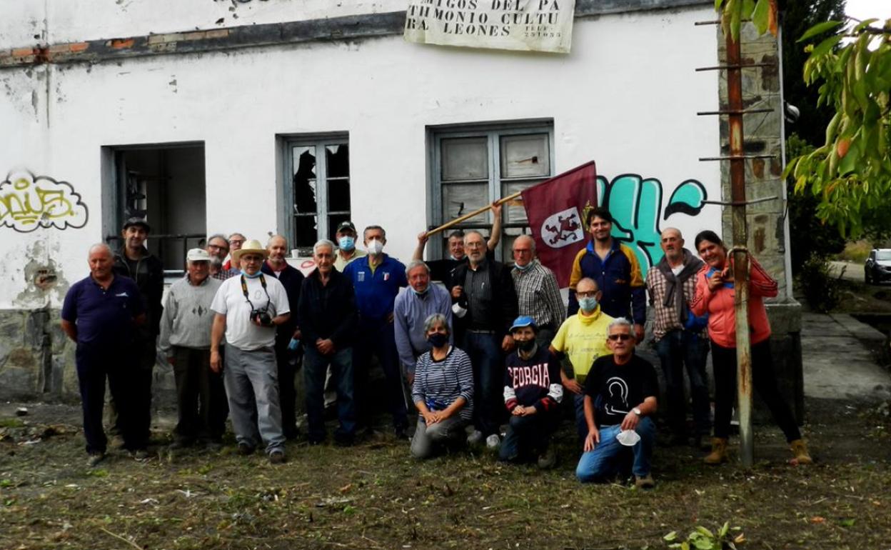 Hacendera en la antigua estación ferroviaria de Cubillos del Sil.