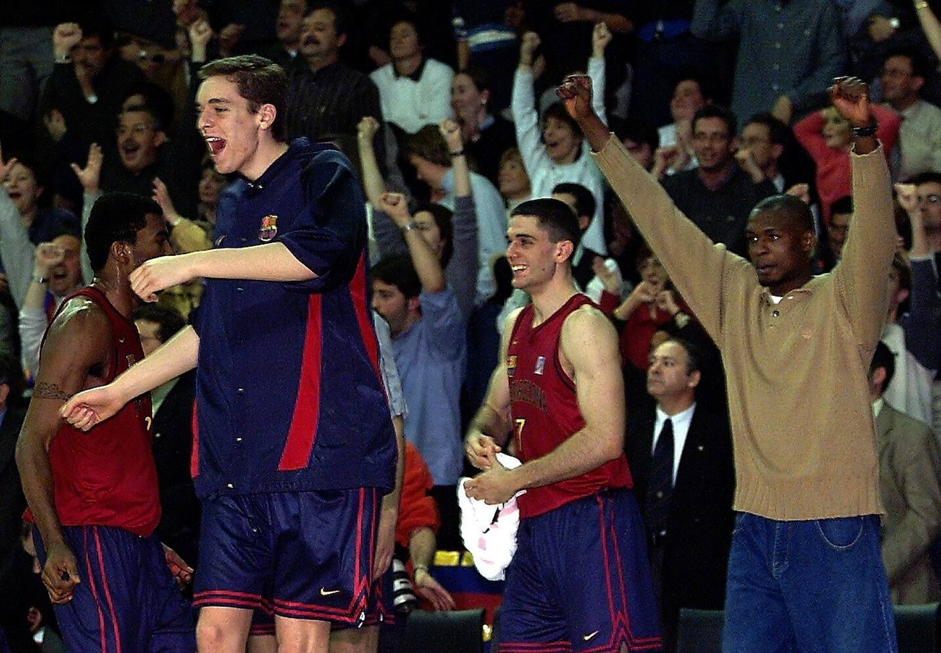 Pau Gasol y Rodrigo de la Fuente celebran la clasificación del Barcelona para la "Final Four" en marzo del año 2000.