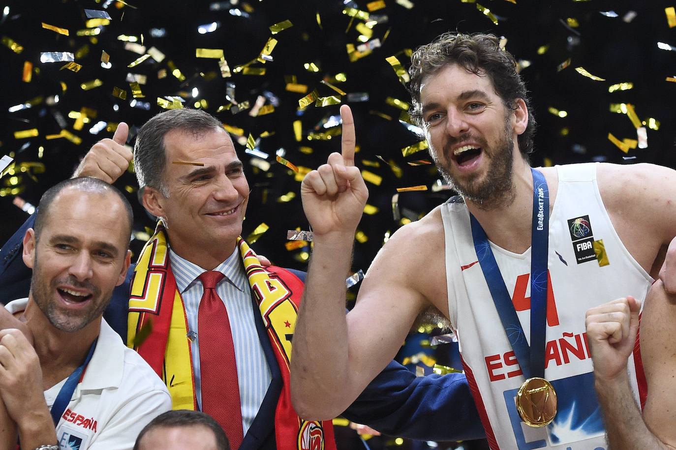 El rey Felipe VI y Pau Gasol celebran el triunfo tras proclamarse la selección española ganadora del EuroBasket 2015 en Lille.