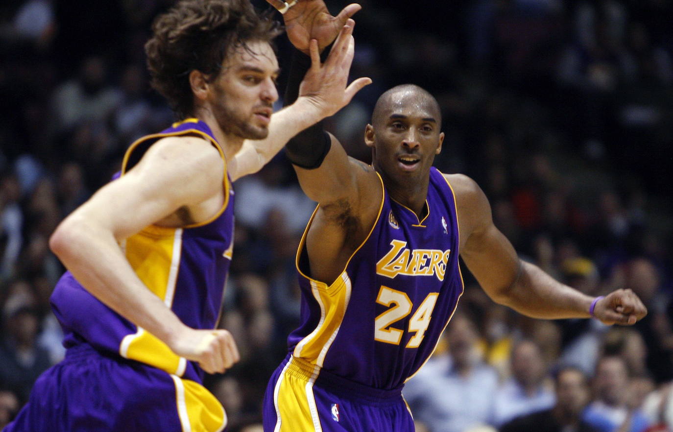 Pau Gasol celebra un tanto con Kobe Bryant, durante su primer partido como jugador de los Ángeles Lakers, en 2008.