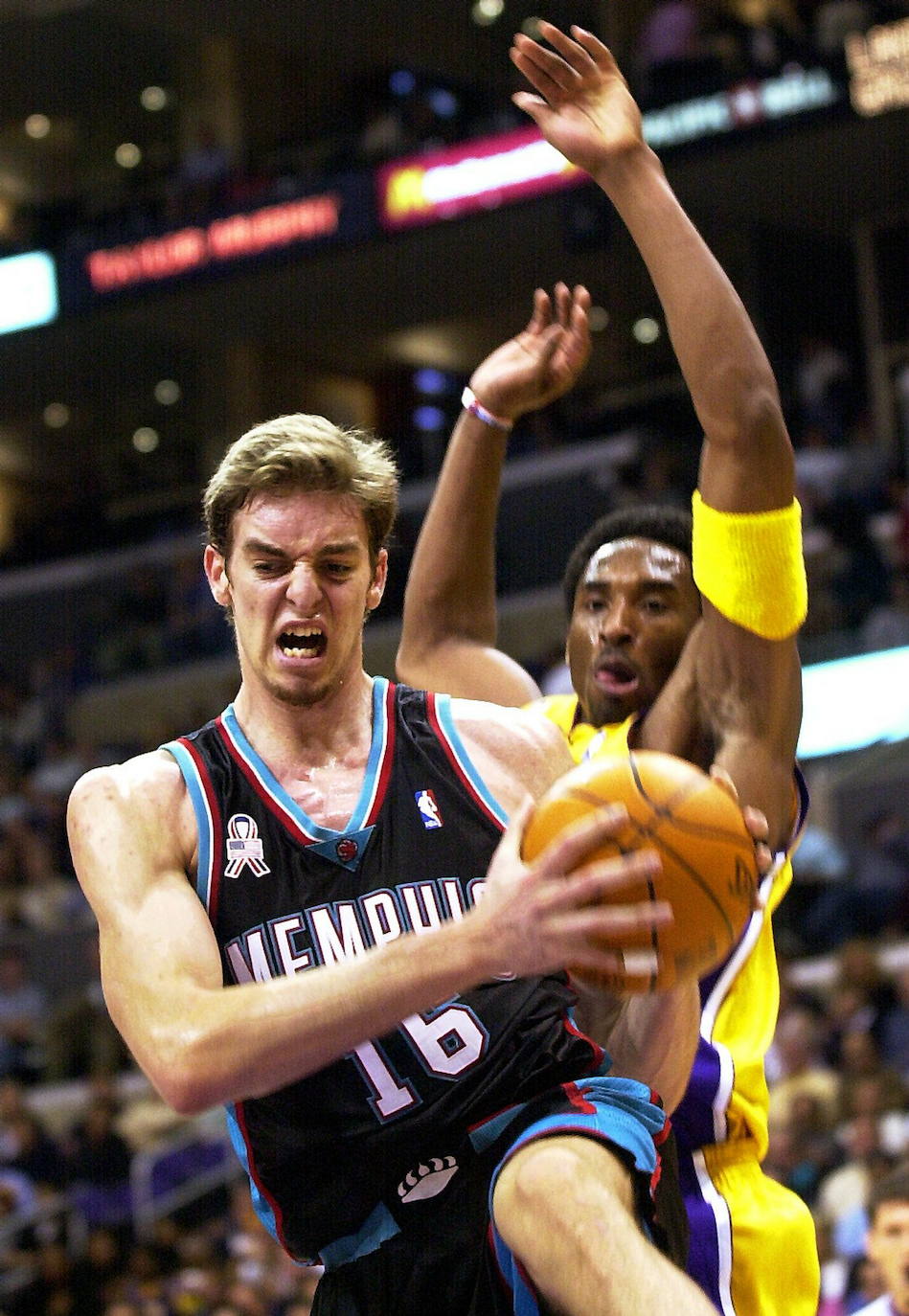 Pau Gasol, jugador del Memphis Grizzlies, captura un rebote anticipándose a Kobe Bryant, de Los Ángeles Lakers, en noviembre de 2001.