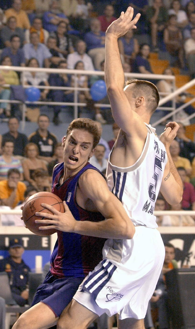 Pau Gasol trata de evitar el bloqueo de Erik Struelens durante el tercer partido de los playoff de la Liga ACB entre el Barcelona y el Real Madrid, en junio de 2001.