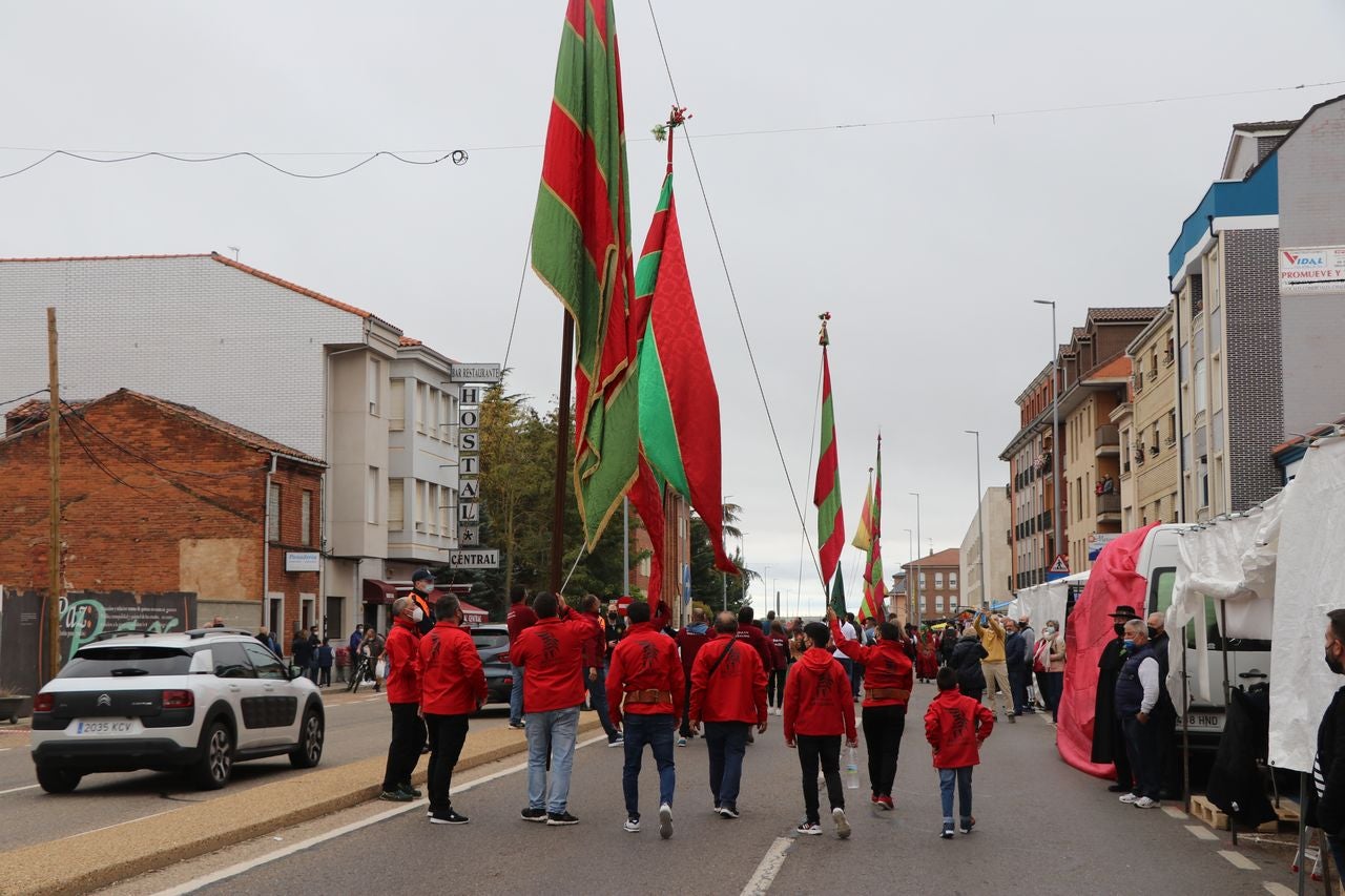 La romería se ha reanudado en este año tras un parón en 2020 por la pandemia con el ambiente festivo, el folclore y el colorido como protagonistas