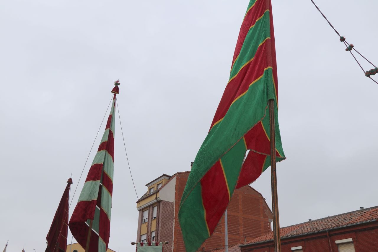 La romería se ha reanudado en este año tras un parón en 2020 por la pandemia con el ambiente festivo, el folclore y el colorido como protagonistas