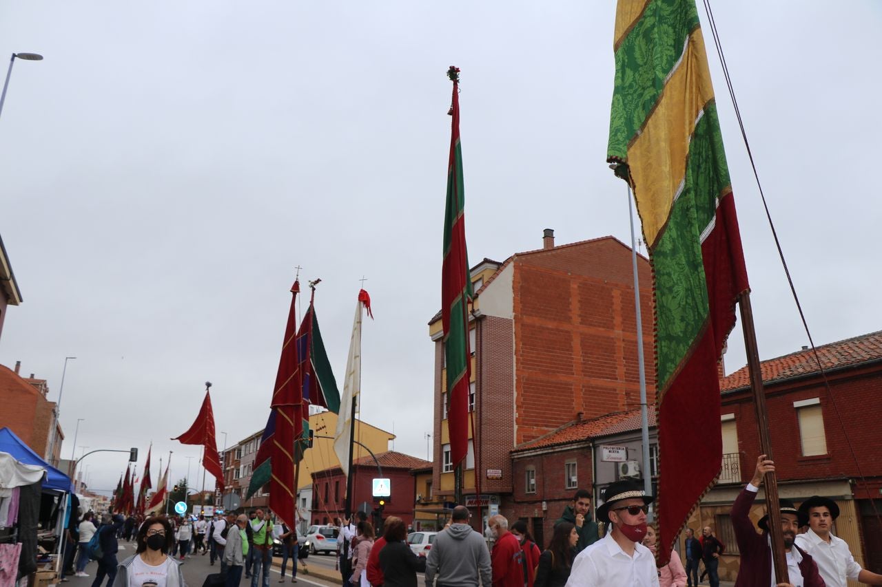 La romería se ha reanudado en este año tras un parón en 2020 por la pandemia con el ambiente festivo, el folclore y el colorido como protagonistas