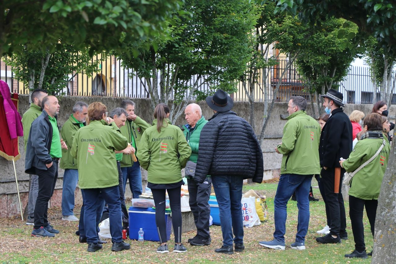 La romería se ha reanudado en este año tras un parón en 2020 por la pandemia con el ambiente festivo, el folclore y el colorido como protagonistas