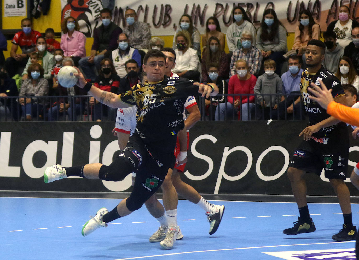 El conjunto marista sufre su tercera derrota consecutiva en Liga Sacyr Asobal, siendo superado totalmente por BM Nava