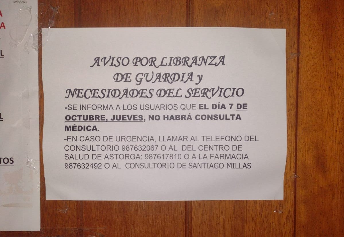 Cartel que anuncia la anulación de las consultas médicas el próximo jueves.