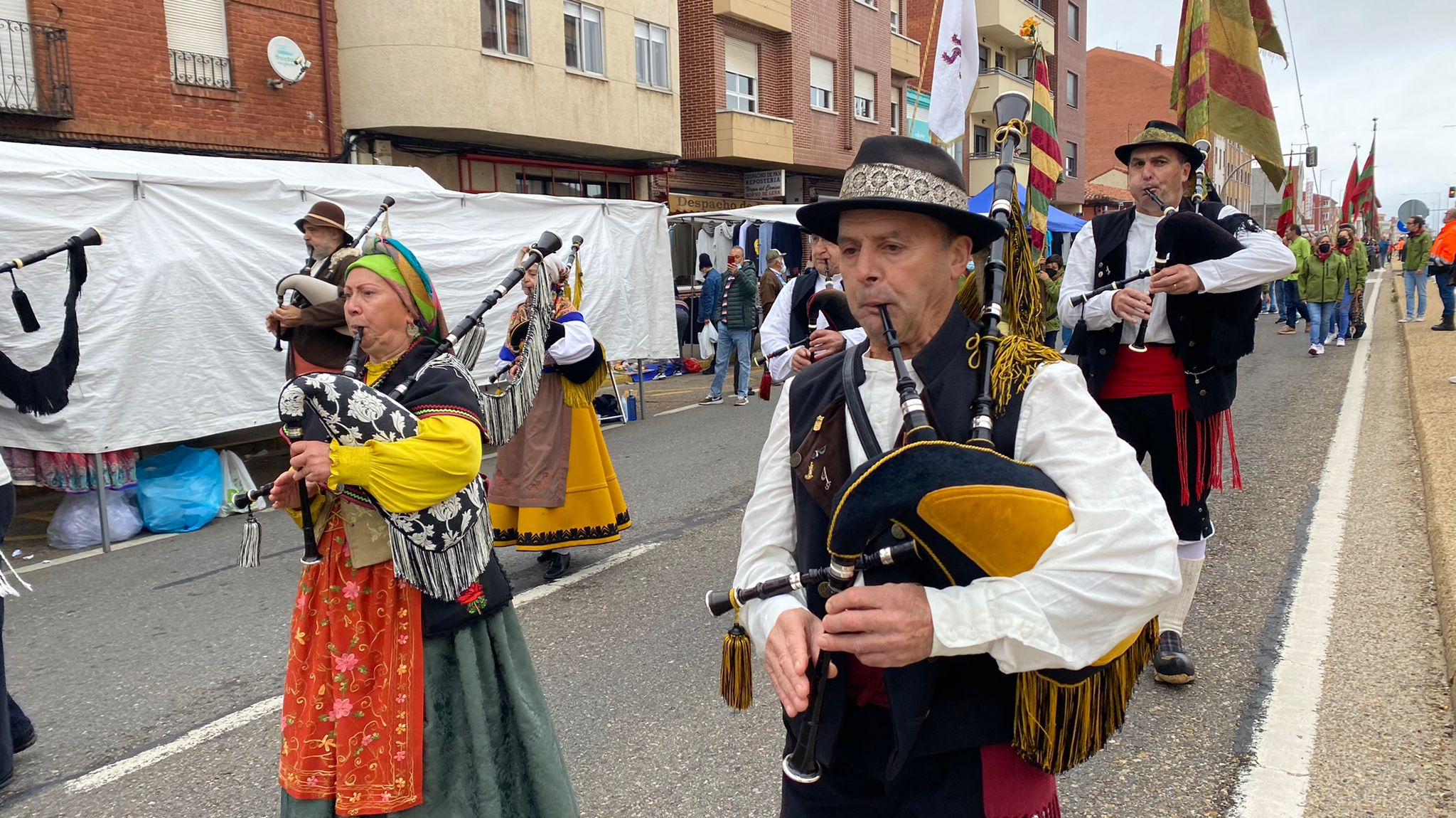 La romería se ha reanudado en este año tras un parón en 2020 por la pandemia con el ambiente festivo, el folclore y el colorido como protagonistas