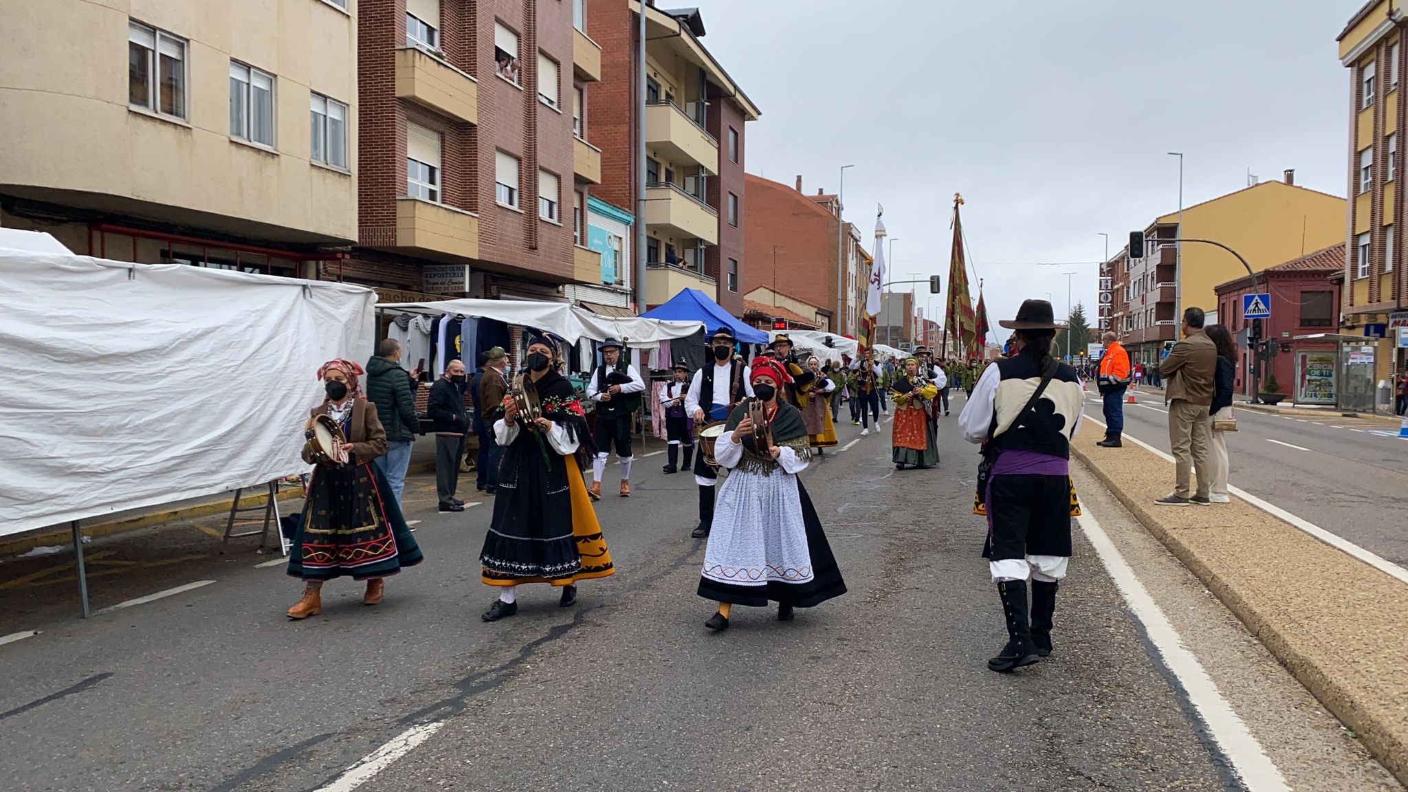 La romería se ha reanudado en este año tras un parón en 2020 por la pandemia con el ambiente festivo, el folclore y el colorido como protagonistas