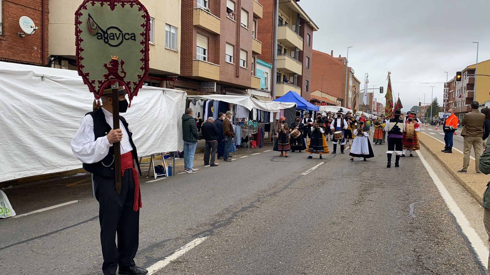 La romería se ha reanudado en este año tras un parón en 2020 por la pandemia con el ambiente festivo, el folclore y el colorido como protagonistas