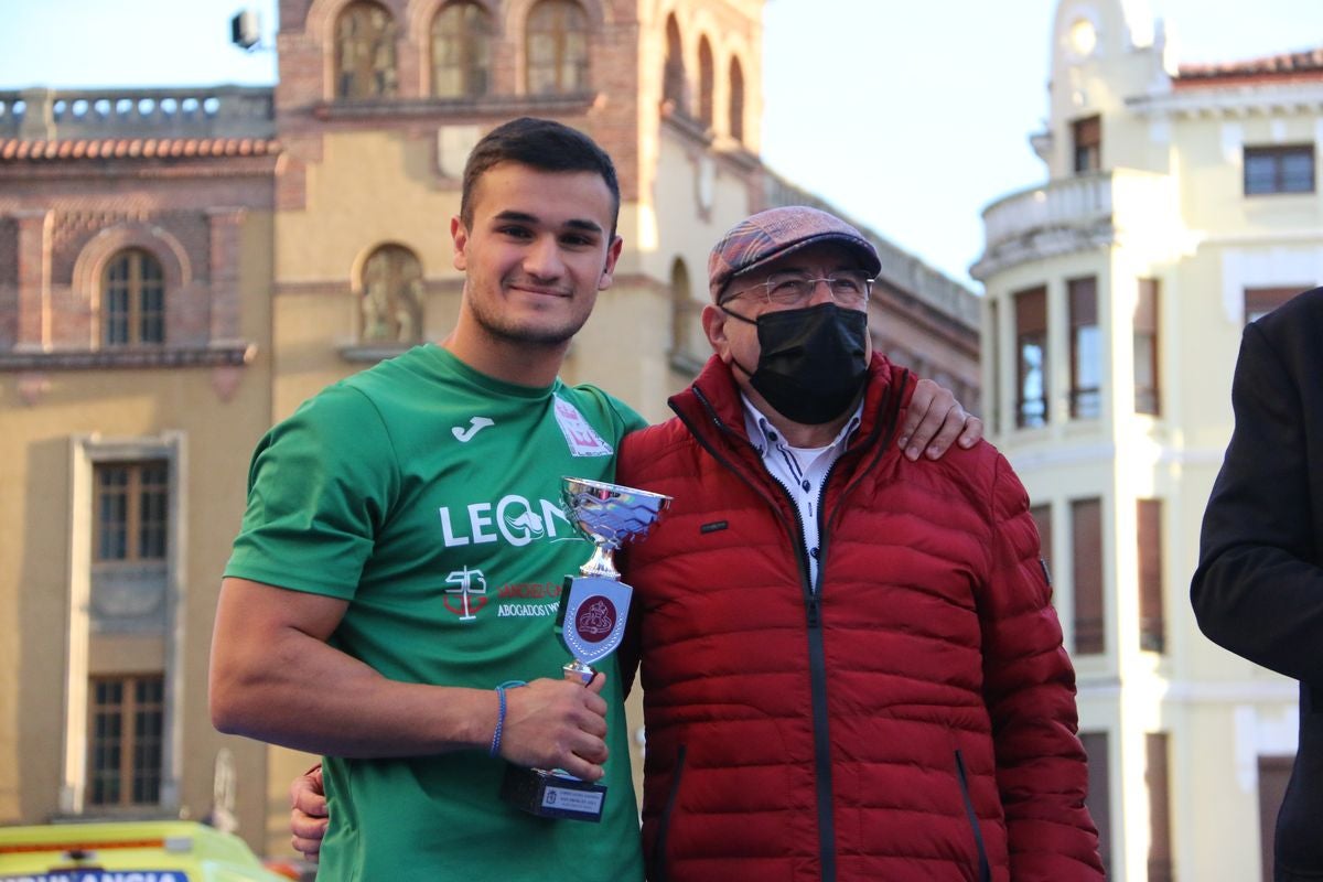 El tradicional corro de lucha de San Froilán vuelve a congregar a los aluches a los pies de la Pulchra Leonina.
