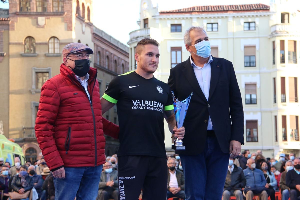 El tradicional corro de lucha de San Froilán vuelve a congregar a los aluches a los pies de la Pulchra Leonina.