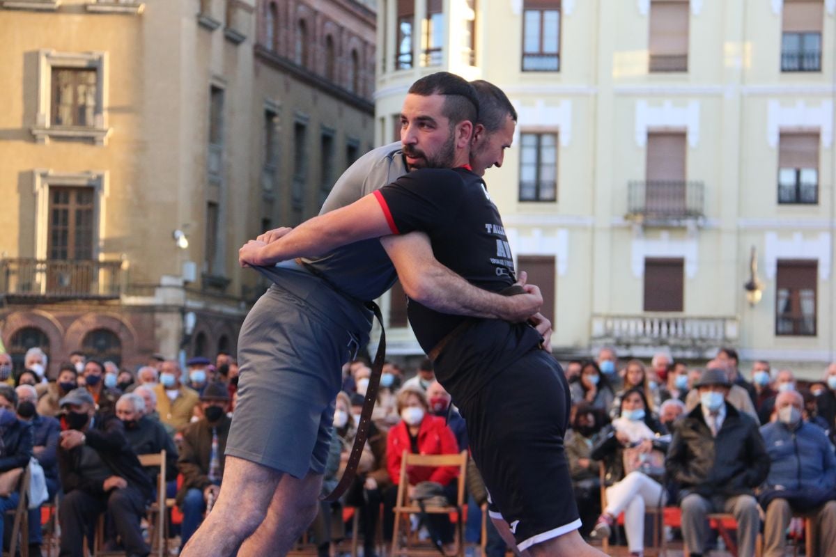 El tradicional corro de lucha de San Froilán vuelve a congregar a los aluches a los pies de la Pulchra Leonina.