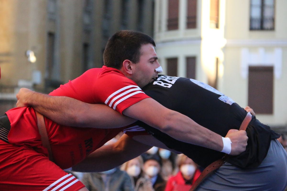 El tradicional corro de lucha de San Froilán vuelve a congregar a los aluches a los pies de la Pulchra Leonina.