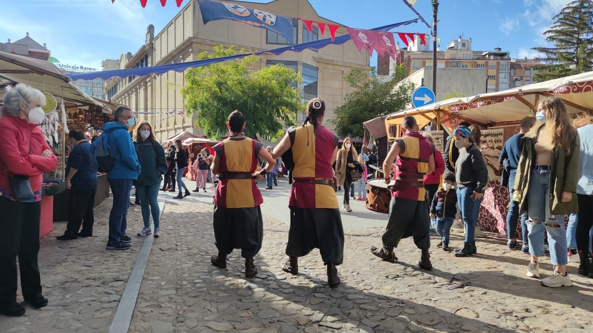 El Mercado medieval estará abierto hasta el próximo día 10 de octubre entre las calles Ruiz de Salazar, Plaza de San Isidoro y El Cid.