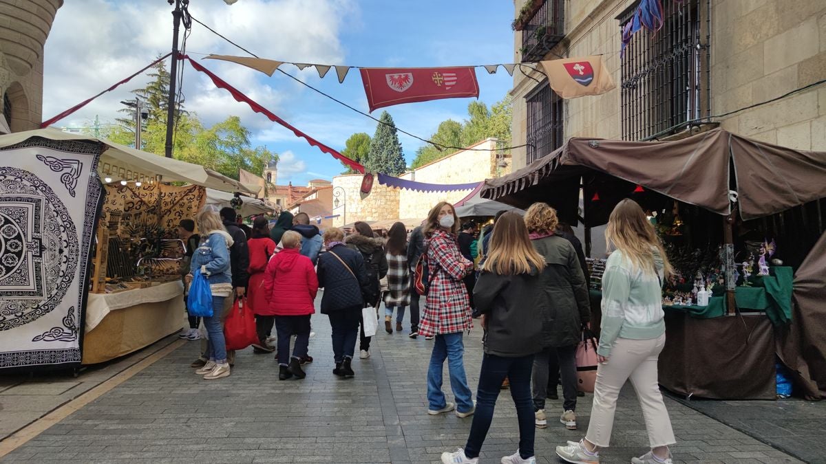 El Mercado medieval estará abierto hasta el próximo día 10 de octubre entre las calles Ruiz de Salazar, Plaza de San Isidoro y El Cid.