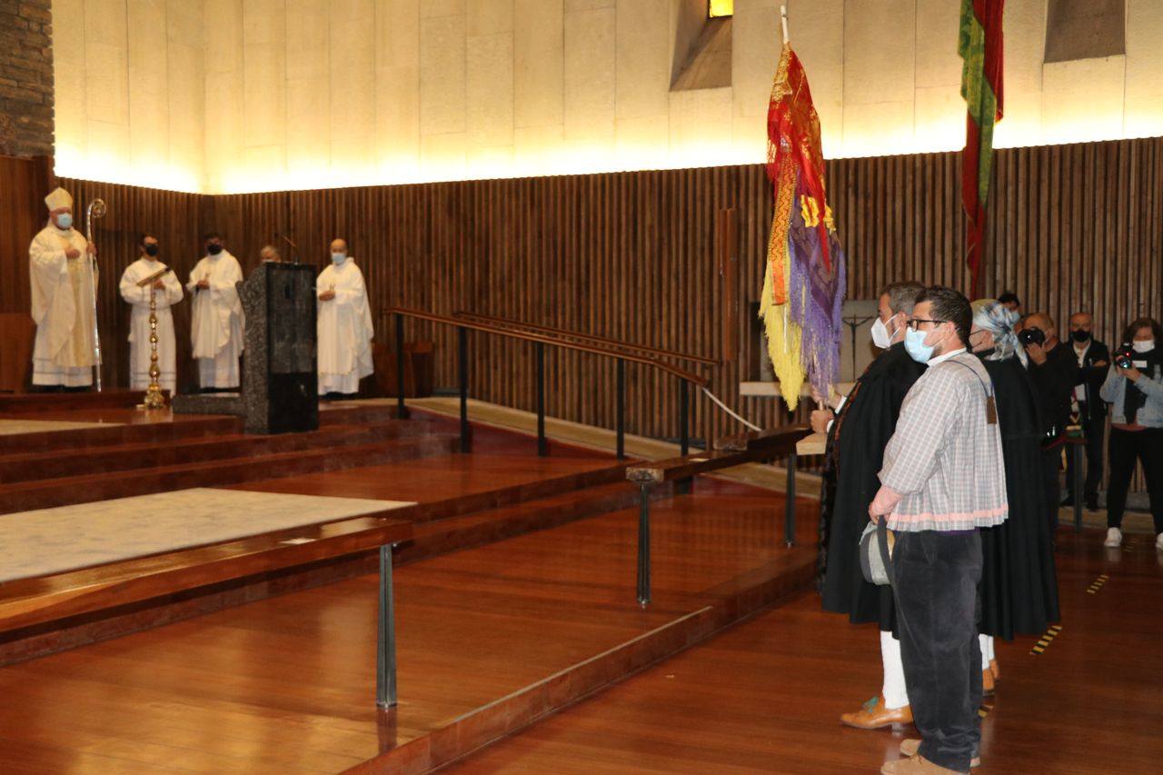 Fotos: Peticiones a San Froilán, acompañadas de ofrendas