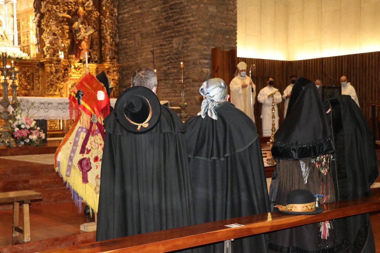 Fotos: Peticiones a San Froilán, acompañadas de ofrendas