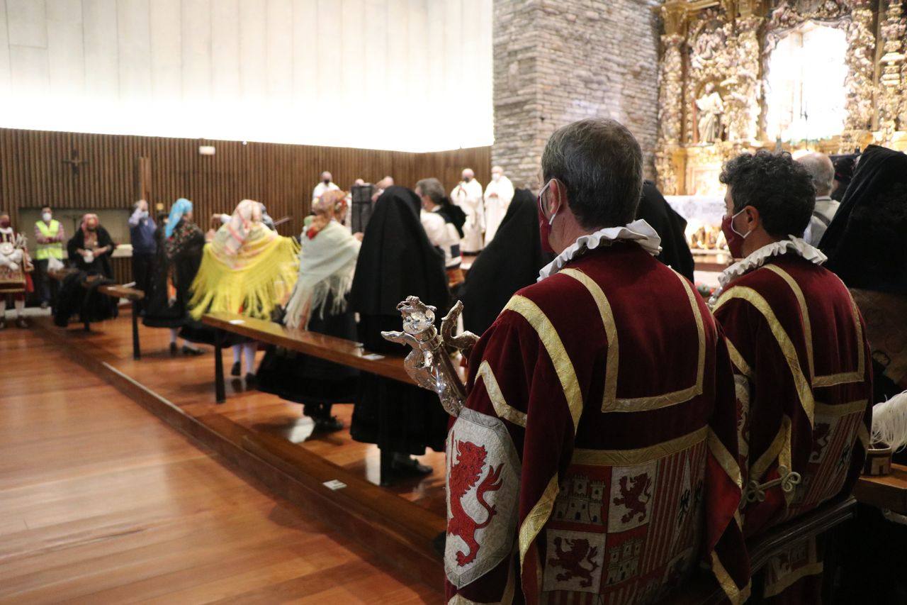 Fotos: Peticiones a San Froilán, acompañadas de ofrendas