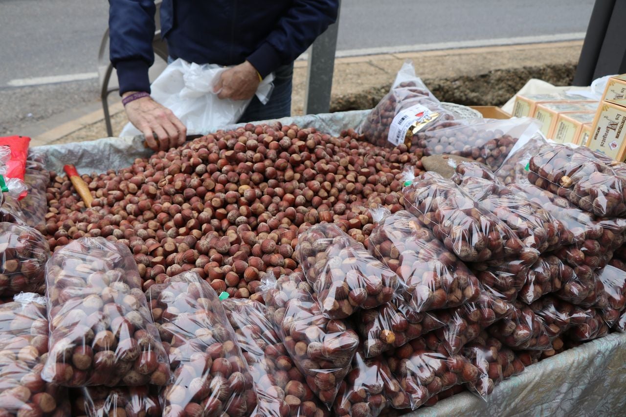 La tradición de los 'perdones', las típicas avellanas de las fiestas de San Froilán, siguen siendo una de las costumbres más arraigadas en esta época del año