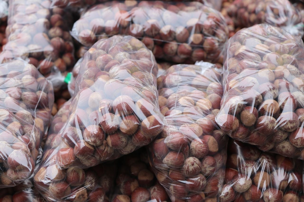 La tradición de los 'perdones', las típicas avellanas de las fiestas de San Froilán, siguen siendo una de las costumbres más arraigadas en esta época del año