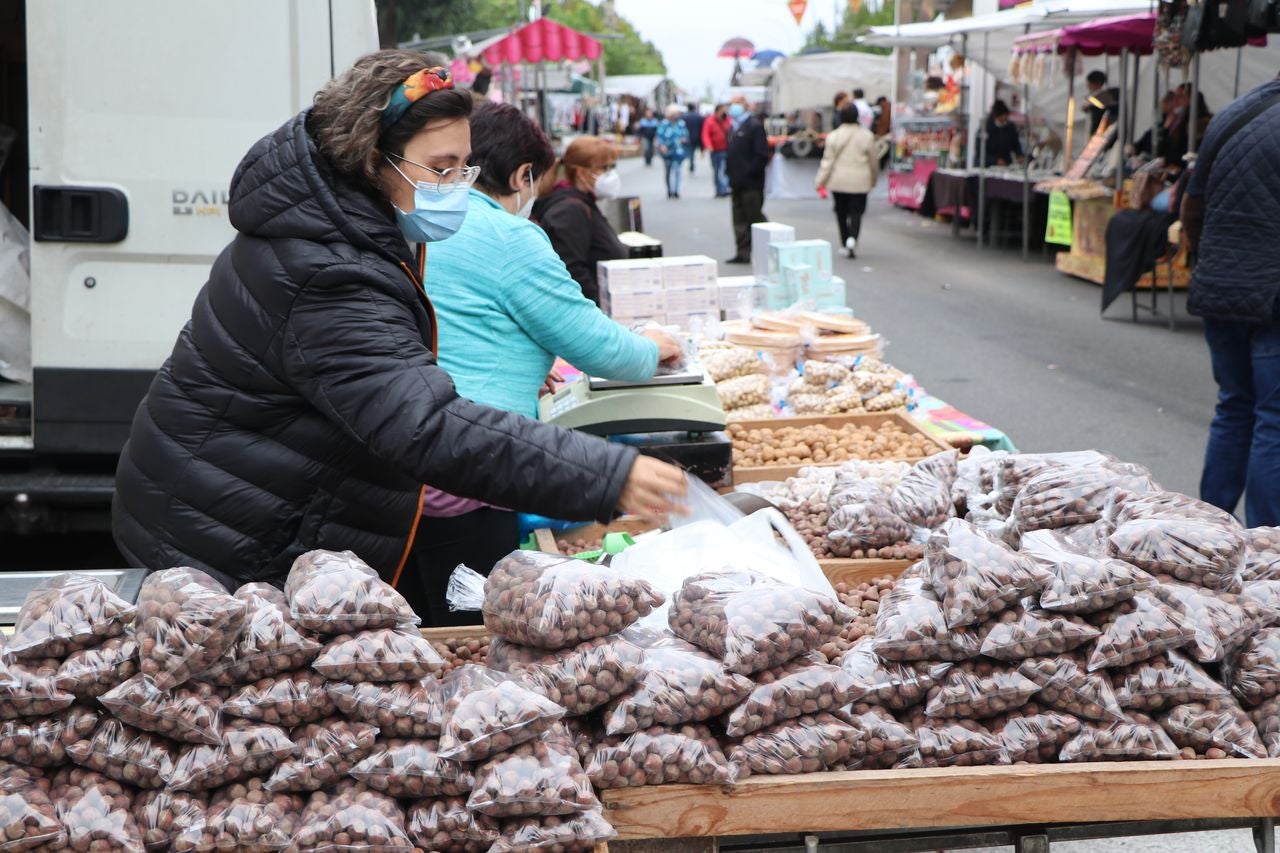 La tradición de los 'perdones', las típicas avellanas de las fiestas de San Froilán, siguen siendo una de las costumbres más arraigadas en esta época del año
