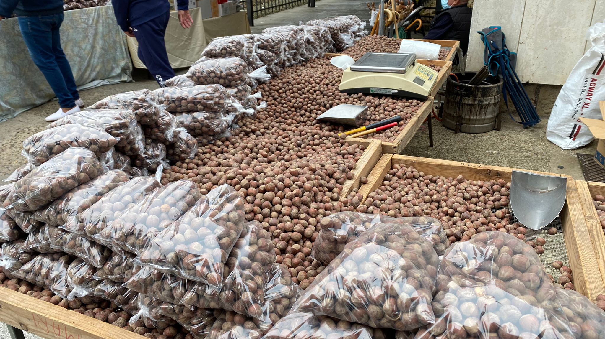 La tradición de los 'perdones', las típicas avellanas de las fiestas de San Froilán, siguen siendo una de las costumbres más arraigadas en esta época del año