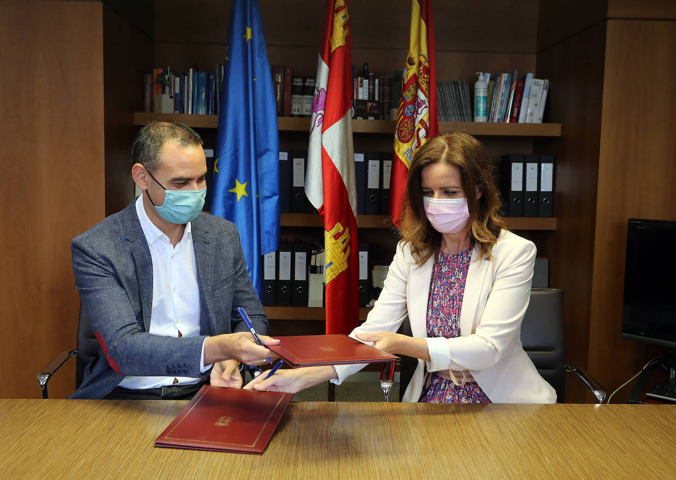 La consejera de Empleo e Industria firma el protocolo de colaboración con la Asociación para el Desarrollo del Textil de Castilla y León.