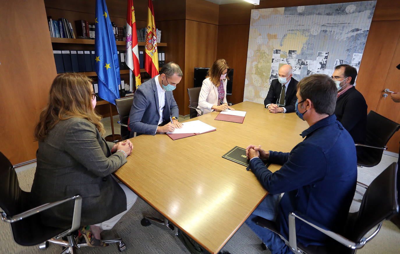 La consejera de Empleo e Industria firma el protocolo de colaboración con la Asociación para el Desarrollo del Textil de Castilla y León.