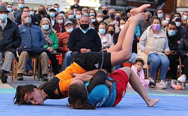 Galería. La lucha femenina también tuvo su hueco.