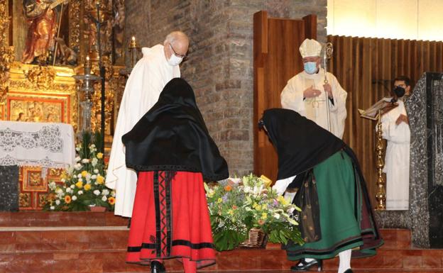 Imagen. Un momento de las ofrendas al santo. 