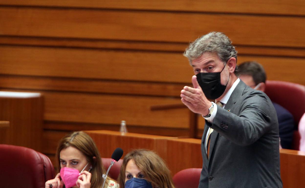 El procurador socialista José Luis Vázquez, durante el Pleno de las Cortes