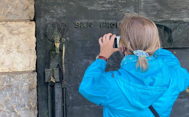 Galería. Han sido cientos los leoneses que han pasado a tocarle las 'narices' a San Froilán.