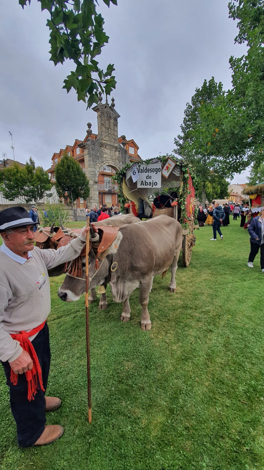 La romería se ha reanudado en este año tras un parón en 2020 por la pandemia con el ambiente festivo, el folclore y el colorido como protagonistas