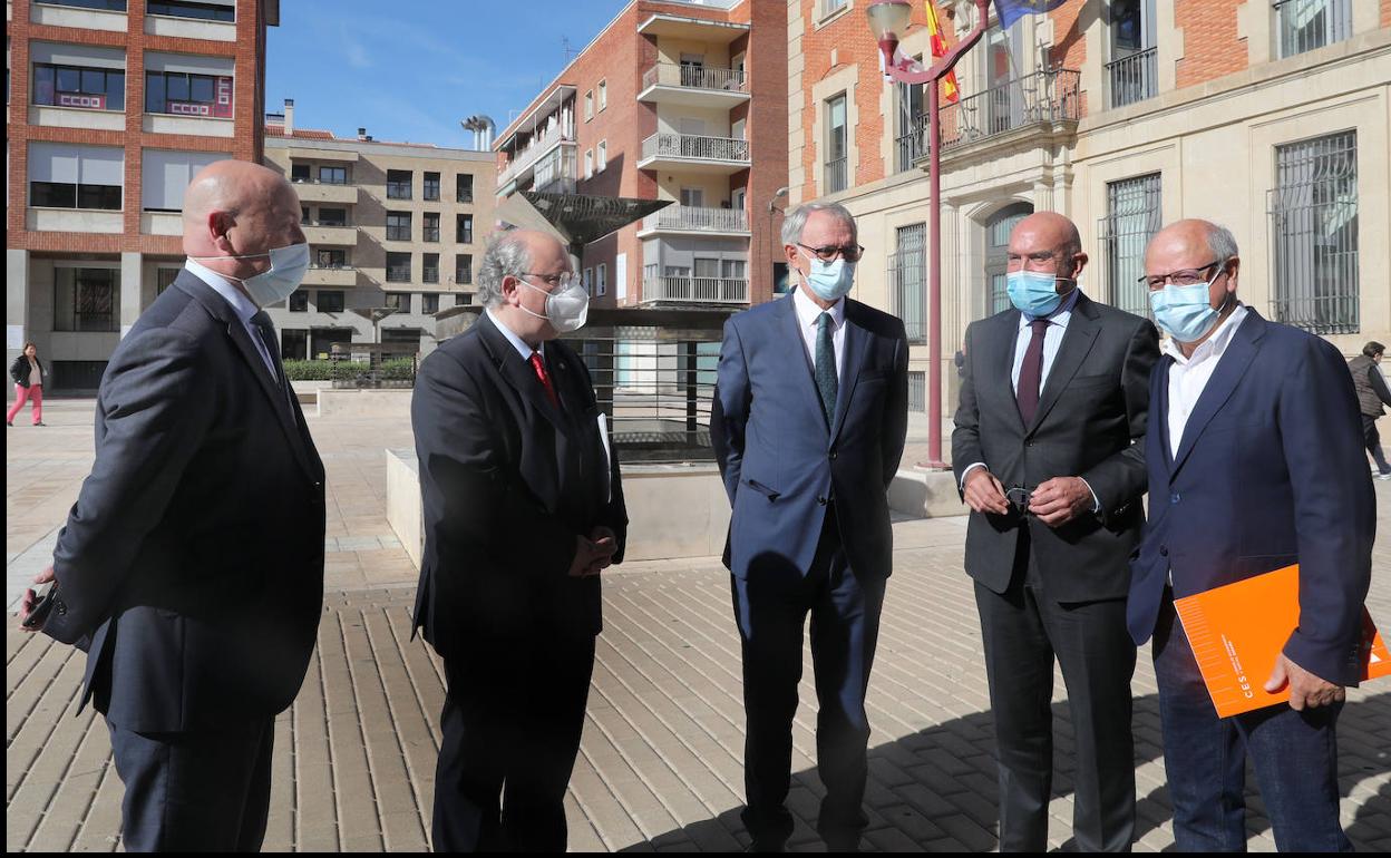 Los representantes del CES y el consejero momentos antes de la presentación del informe.