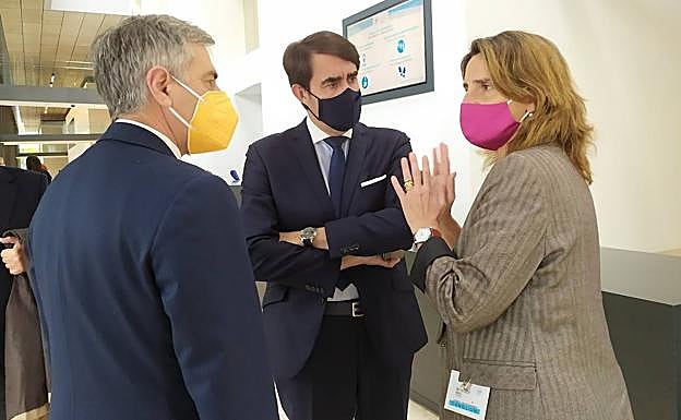 El consejero de Fomento y Medio Ambiente, Juan Carlos Suárez-Quiñones, junto a la ministra de Medio Ambiente Teresa Ribera antes de su participación en el Consejo de Ministros de Medio Ambiente de la Unión Europea.