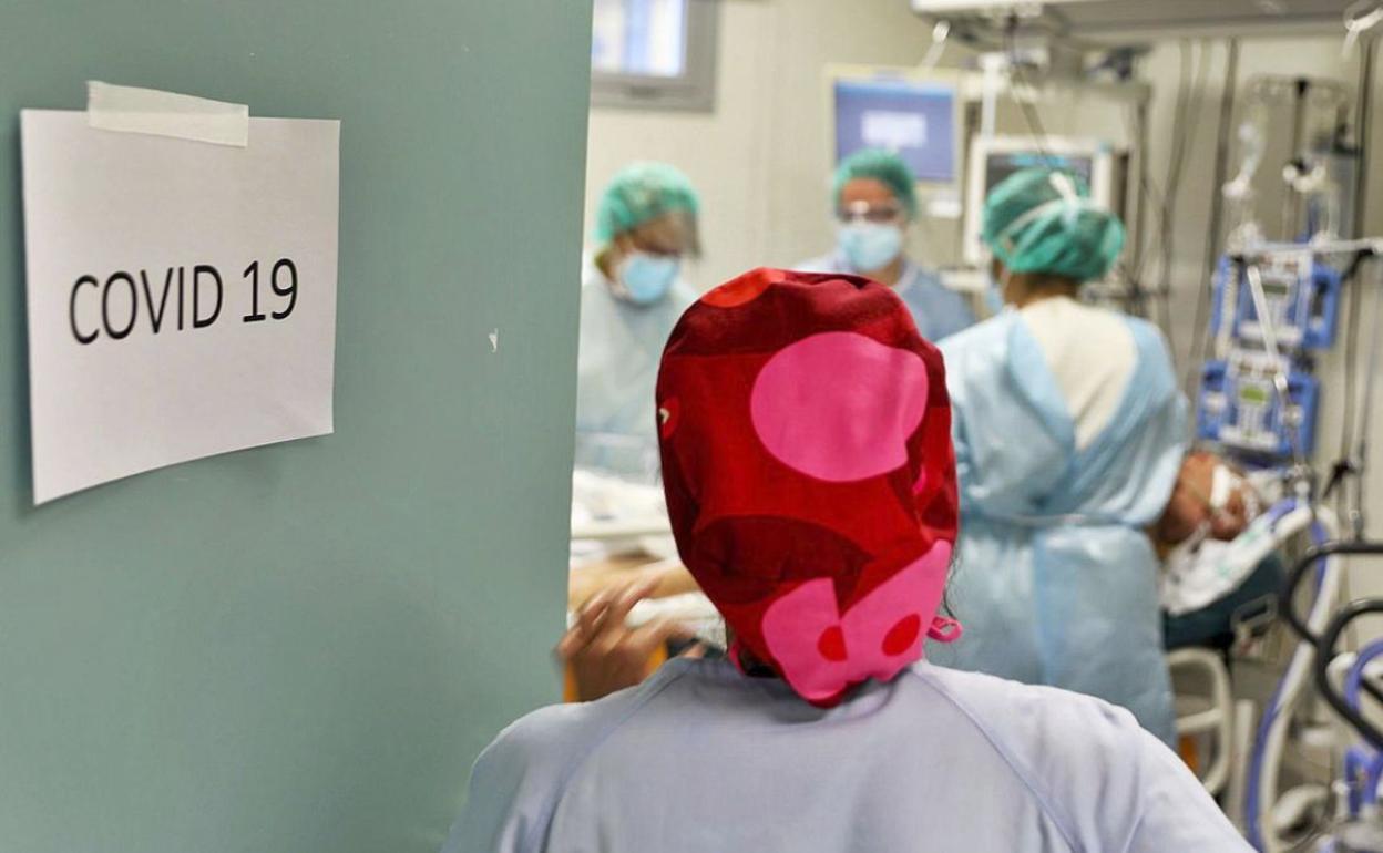 Imagen de un paciente en una habitación covid.