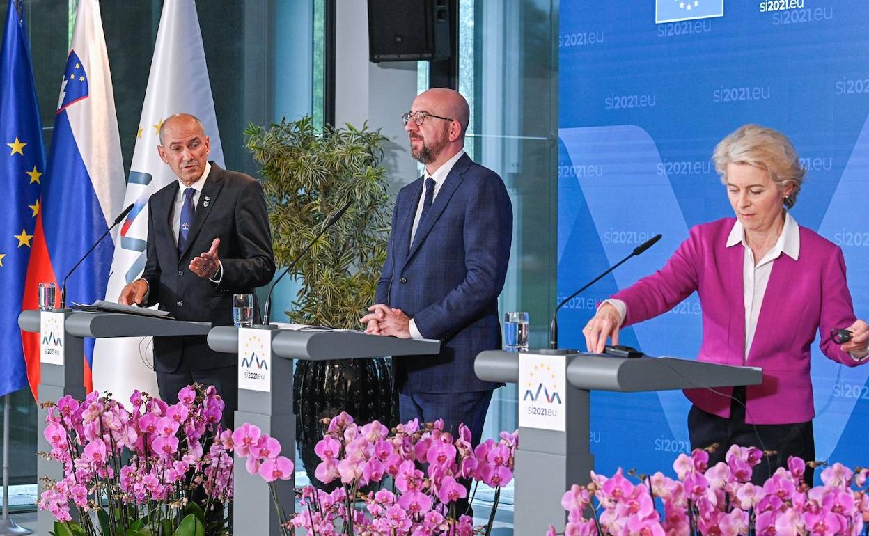 El primer ministro de Eslovenia, Janez Jansa, el presidente del Consejo de Europa, Charles Michel , y la presidenta de la comisión, Ursula von der Leyen, atienden a los medios asistentes a la cumbre.