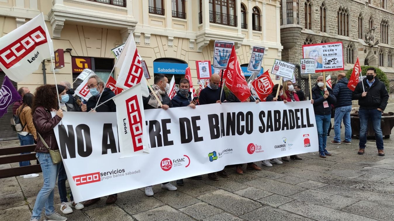 El ERE pone en riesgo la continuidad de 21 trabajadores y plantea el cierre de 11 sucursales repartidas por la provincia de León, con dos de las afectadas en la capital y el resto en otro municipios. 