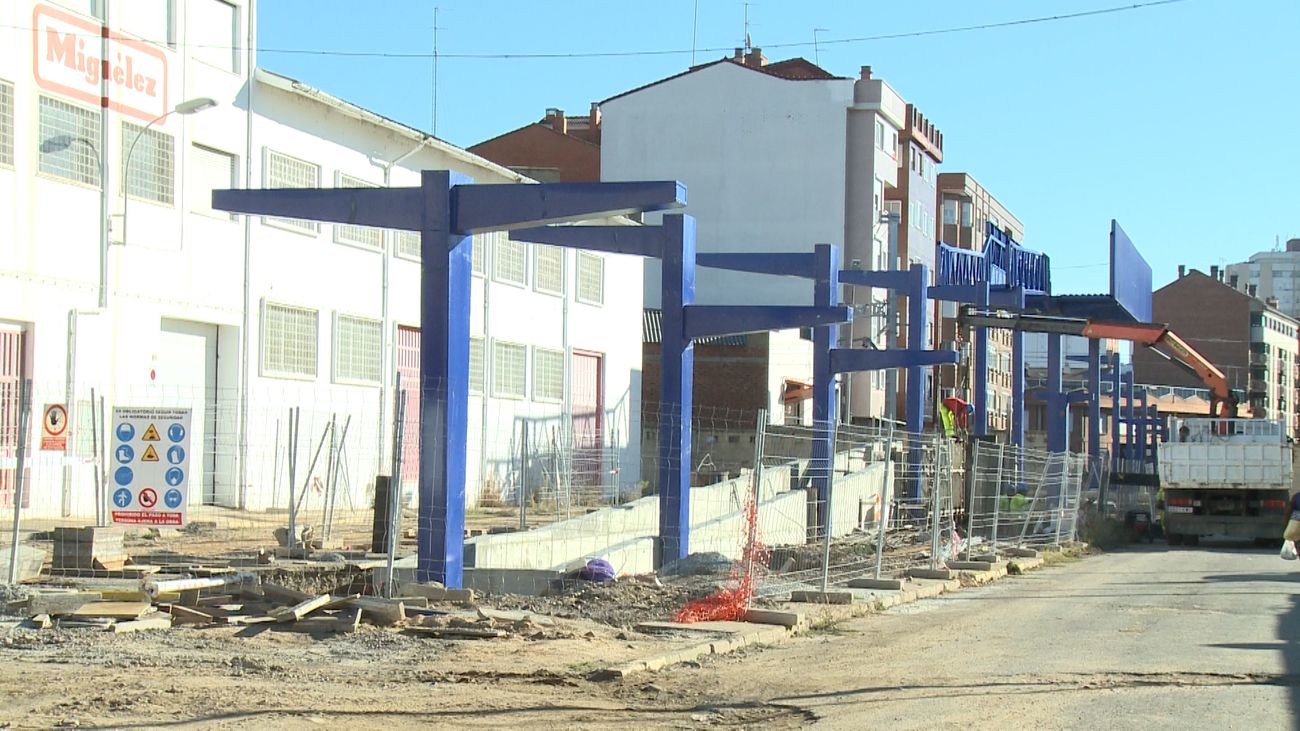 La 'falsa' integración de Adif en San Andrés del Rabanedo. La localidad del alfoz leonés ve con incredulidad que la nueva integración de Adif en León sea un paso elevado para vehículos, una pasarela peatonal, vallas de dos metros y medio de altura y una absoluta. falta de permeabilidad. 