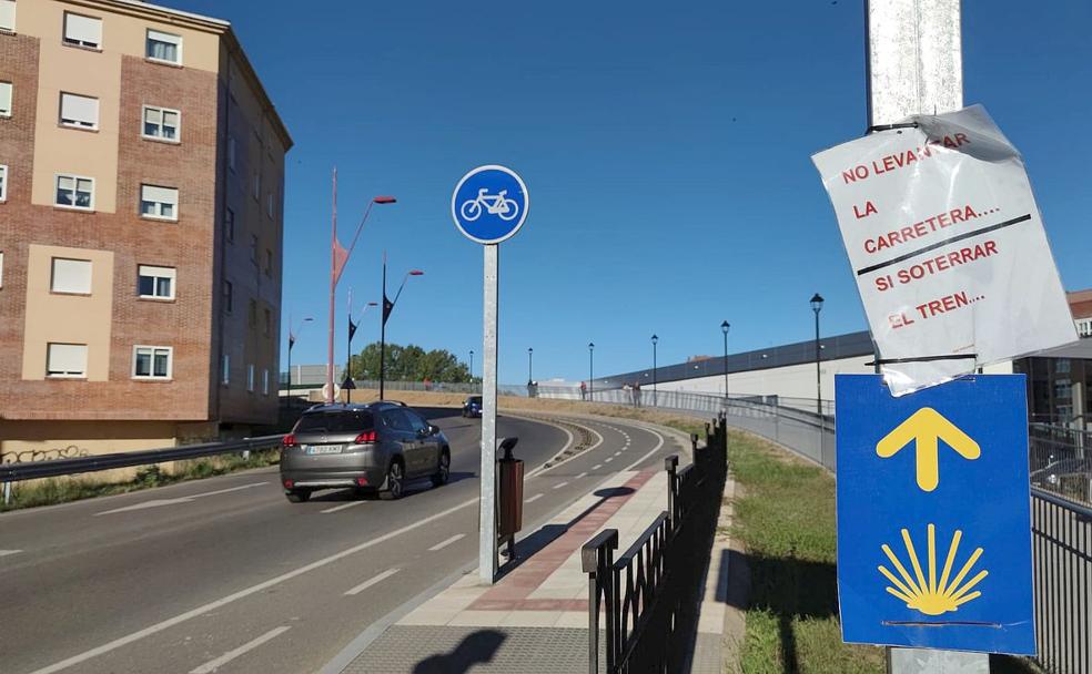 Imagen de la falsa integracción ferroviaria en San Andrés del Rabanedo. Los vecinos han instalado carteles solicitando un soterramento real en la zona. 