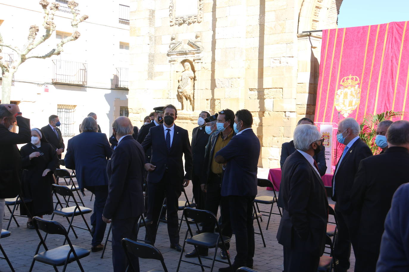 El Obispo de León bendice el mausoleo real en el que descansan los restos del monarca que unificó los reinos de León y Castilla y de sus cuatro esposas | «Es un día histórico para Sahagún» | El acto solemne se ha retrasado dos años a causa de la pandemia y ha contado con representación de la Junta, la Diputación, la villa y la Iglesia.