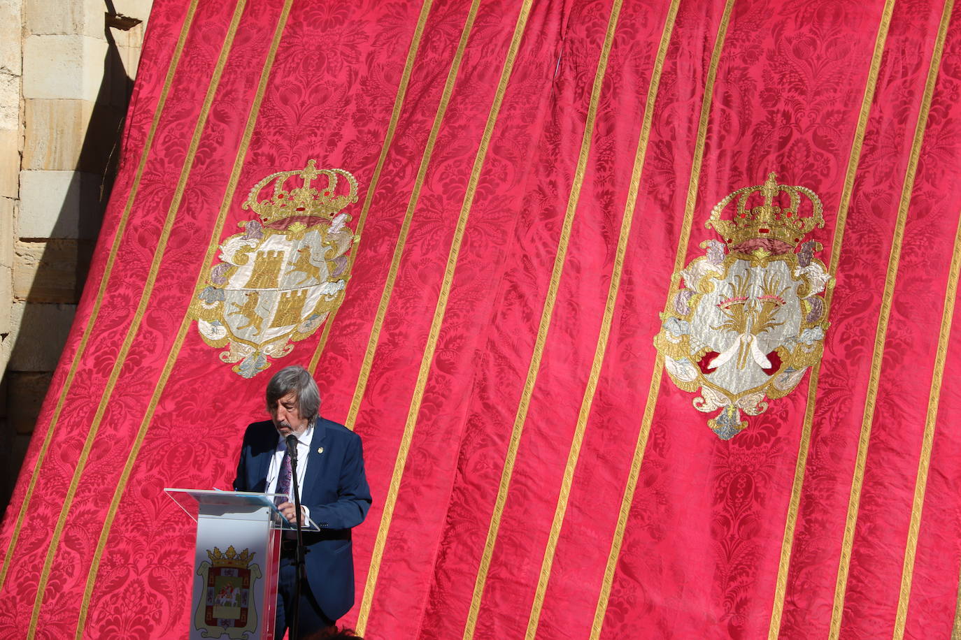 El Obispo de León bendice el mausoleo real en el que descansan los restos del monarca que unificó los reinos de León y Castilla y de sus cuatro esposas | «Es un día histórico para Sahagún» | El acto solemne se ha retrasado dos años a causa de la pandemia y ha contado con representación de la Junta, la Diputación, la villa y la Iglesia.