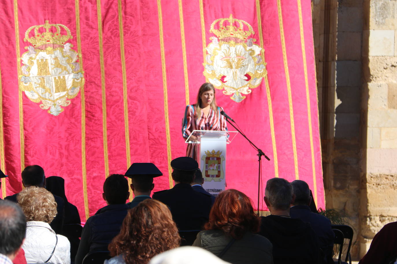 El Obispo de León bendice el mausoleo real en el que descansan los restos del monarca que unificó los reinos de León y Castilla y de sus cuatro esposas | «Es un día histórico para Sahagún» | El acto solemne se ha retrasado dos años a causa de la pandemia y ha contado con representación de la Junta, la Diputación, la villa y la Iglesia.