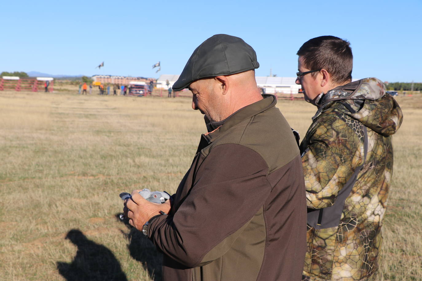 Los amantes de la aves se citan en la virgen del camino por la XXVI edición de las Jornadas Internacionales de Cetrería del Norte, tres días únicos en los que más de 10.000 personas disfrutarán de los vuelos de aves de caza, mercado y un sinfín de actividades . 