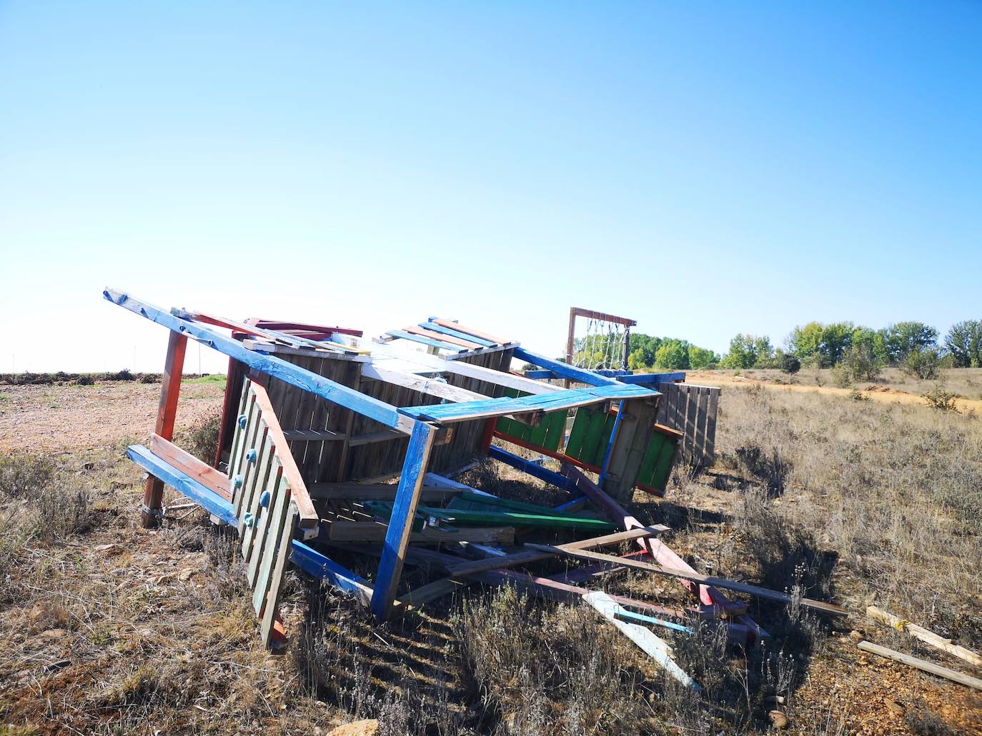 El Grupo Municipal socialista critica que el Ayuntamiento del municipio ha depositado los restos de un parque infantil de madera en una finca en vez de en un lugar apropiado para la gestión de residuos.