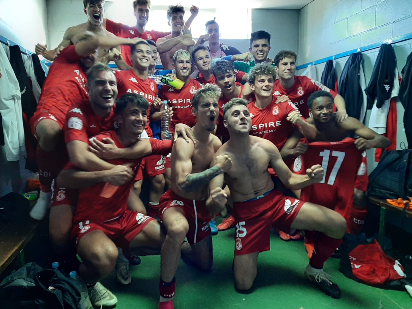 Los jugadores del Júpiter Leonés celebran el triunfo en Palencia.